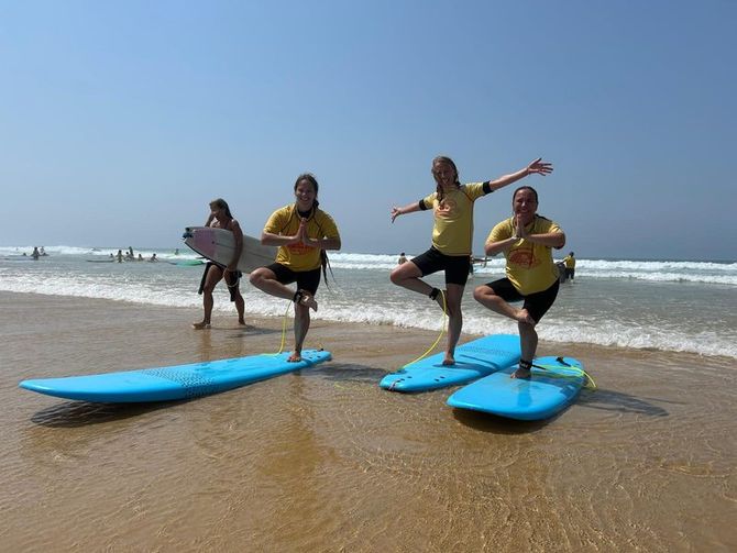 Séance de yoga sur la plage au Porge Océan